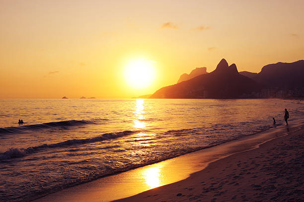 "PA'r of the sun on Ipanema beach, Rio de Janeiro, Brazil." Cidades com pôr do sol mais bonitos do Brasil
